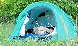 Nudistička milfa Alžběta u sjajnom šatoru
