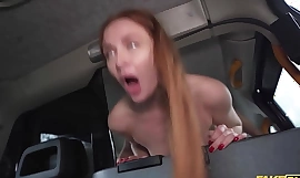 Fake Taxi Redhead MILF seksikkäissä nyloneissa ajaa ison rasvan oppia taksissa