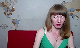 Amateur MILF bedekt tieten met haar disburse op webcam