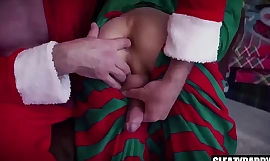 O enteado ganha o pau do padrasto not any Natal - família gay fodida