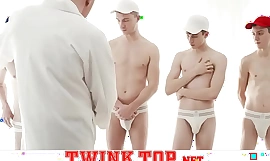 Η εξέταση του κόκορα οδηγεί στο να αναγνωρίσει ότι ο πάτος είναι επωφελής για το χαριτωμένο αγόρι twink-TWINKTOP XXX βίντεο