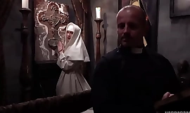 Dæmon får fat i en nonne. Dæmonen tager præst sammen med nonne MEGET SYG!