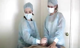 Duas enfermeiras fazem dupla com um pau