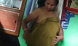 Změna šatů tamilské tety 1
