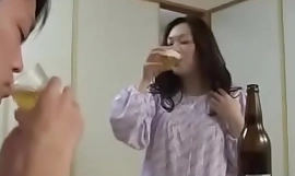 Japanse MILF met jonge jongen drinkt en neukt