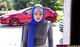 HijabHookup XXX video - Big Ass Arab college teini Violet Gems ei pitänyt Mardi Grasista ollenkaan