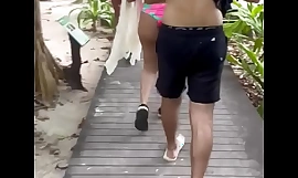 라티나 큰 엉덩이 루시아가 태국의 해변을 걷고 있습니다. 섹시한 거대한 엉덩이 - 2부