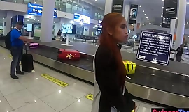 Thailändische Amateur-Freundin mit großem Arsch wird nach der Reise breast durchgefickt, als sie im Hotel ankam
