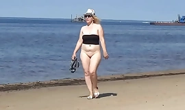 Großer Arsch am Strand