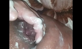 Ik hou van anaal. Handvuistneukende romige grote kont. Enorme gaten. Yammy rozenknoppen