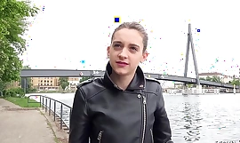Tysk spejder - anal for lille 18-årig ung utro pige ved street casting