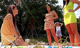Garotas festeiras ao ar livre sem calcinha e com lingerie de minissaia e vestido curto de sol experimentem com Twister Game Play