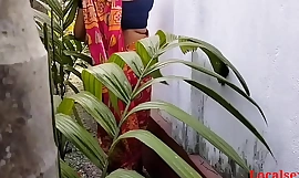 家の庭でクラインタイムセックス サリーを着たベンガル人妻が屋外で (Localsex31 による公式ビデオ)