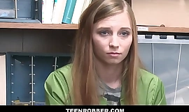 TeenRobber - Kleine blonde winkeldief stemt ermee in om seks te hebben met een agent zonder kosten - Ava Parker