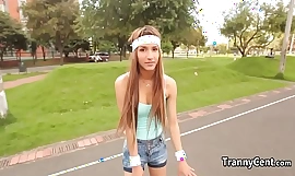 Urocza, chuda tranny lubi sport unescorted