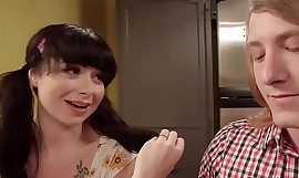 Przybrana staruszka z tranzystorem rucha uczniów w lochach