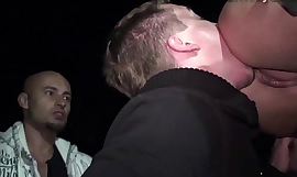 Een mainstream model dat porno doet in een openbare gangbang orgie