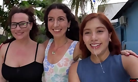 Orgie met drie meisjes en een kerel in tweetallen, neukt ze om de beurt en komt voornamelijk in hun gezicht klaar - Put over a produce Cumwalk