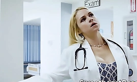 年轻妓女引诱女同性恋医生并舔她的阴部