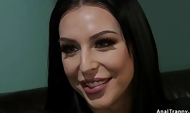 Terapeuta zdobywa wielkiego kutasa transseksualisty w dupie