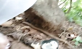 在森林灌木丛中小便是一种不同的乐趣。而去除阴毛