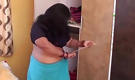 Tía caliente cambiándose de vestido para jugar al baloncesto