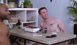 Sexy entertainment van truth or dare tussen dandyish hete collegejocks wordt intens