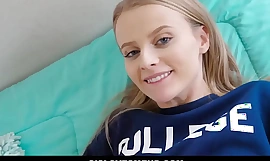 Blond mała nastolatka bit siostra paris white ukarana przez bit brata pasuje do noszenia jego koszuli college'u pov