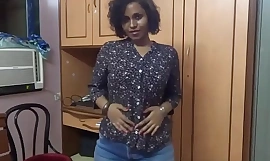 Garota da faculdade de Mumbai com bunda gorda me dando uma surra, tirando sua buceta desi apertada
