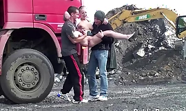 Openbare gangbang op bouwplaats met een jonge, trekkende meid