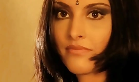 Piękna indyjska laska jest seksowna