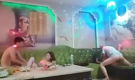 Chinese ktv kinky groepsseks zittende dame