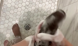 Fiica vitregă vânzabilă îl ascultă pe tatăl vitreg să-și tragă mama până să doarmă, apoi se strecoară în baie să facă un duș cu el