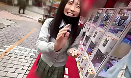 Hiyori, 18, a mysterious girl with an S-rank facial deviation score J [1st period] She's shy and won't let go of her stuffed toy, so she squirts when stimulated with a vibrator → she's made to melt with a blowjob, then raw insertion and a massive creampie!