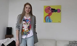 La nueva Margarita de 18 años, súper menta, interpreta nerviosamente su primera vez en el casting.