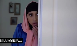 Bela muçulmana curiosa e de bunda perfeita perto do hijab tem sua buceta apertada fodida por instrutor tarado