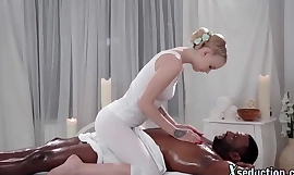 IR-geoliede babe wordt geneukt door zwarte kerel na massage