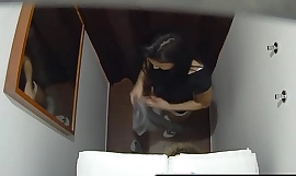 Brunette Sexy Babe Neukt In Het Geheim, Vooral Op Een Massagetafel