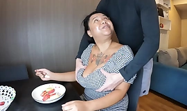 Biuściasta Azjatka Karmiąca Piersią Wybuchowa Ręczna Robota i Międzyrasowe Podłączenie