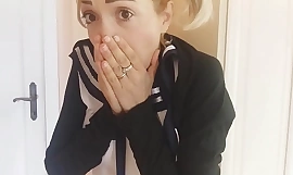 Pobre colegial ao voltar para casa ele encontrou algo terrível perto de olhar para ela, mas ele tem um pênis interessante e ela quer perto de perder a virgindade