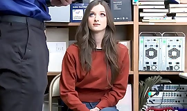 Tiener winkeldief wordt door agent geneukt