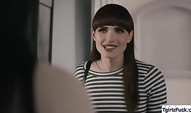 Slanke trans vrouw neukt kutje van huisgenoot