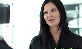 Verbazingwekkende voluptueuze masseuse trekt