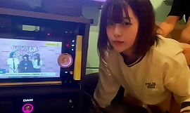 Als het maar een blowjob is, is het toch geen vreemdgaan? Een studente bedriegt haar vriendje tijdens een karaoke-avond met een mannelijke vriend. Ik hou van de geur van een penis...