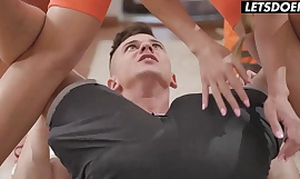 Dikke tieten yoga babe Jayla De Angelis POV anale seks - Simmering HOSTEL