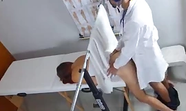 Gynaecoloog neukt jong meisje en komt klaar in haar kont!