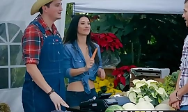 Brazzers - Unquestionable Wife Stories - Scena z filmu Żona farmera z udziałem Evy Lovii i Xandera Corvusa