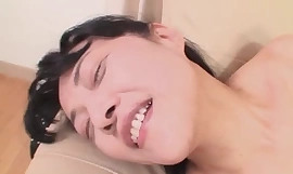 Scopando una mummia giapponese formosa duramente e ruvidamente, sbattendola nella sua massima estensione, questa ragazza sussulta e trema ad ogni spinta brutale