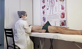 Pacientul nu se poate ține și se întărește în fața asistentei în timpul examenului