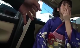 Vers van de volwassenwordingsceremonie wordt een onschuldige 20-jarige Japanse meid met G-cup gelokt voor een amateur-creampie-film, met enorme tieten die op en neer bewegen in een sexy bh op bed.